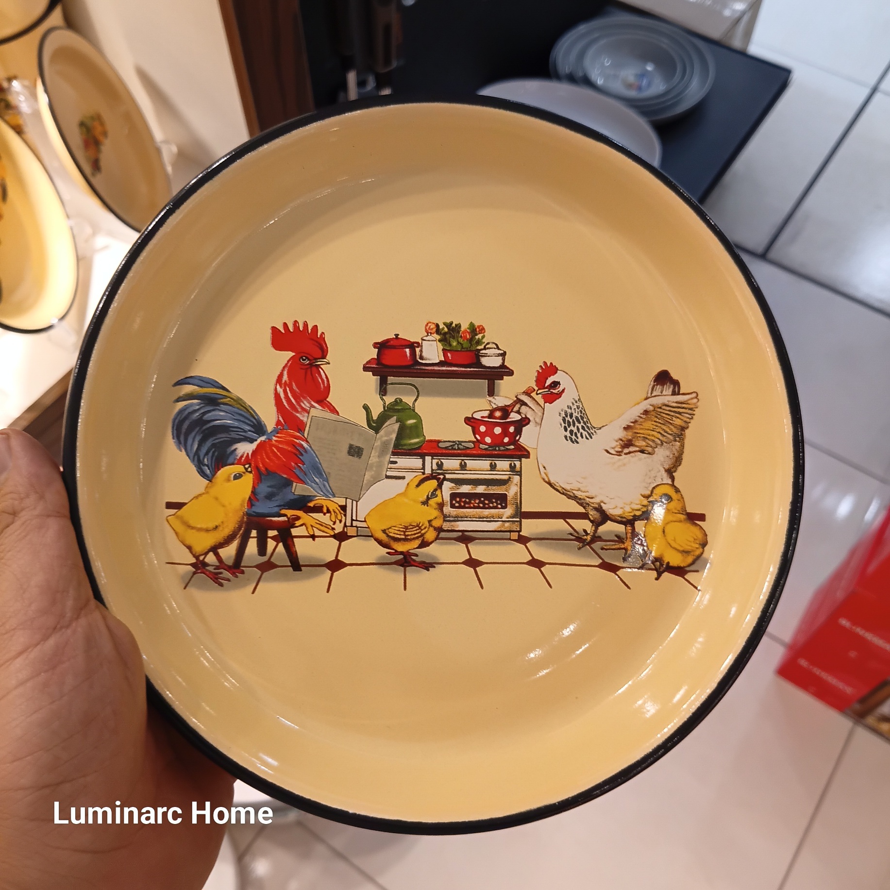 بشقاب لعابی کرم طرح خروس قطر ۲۲ سانتی‌متر